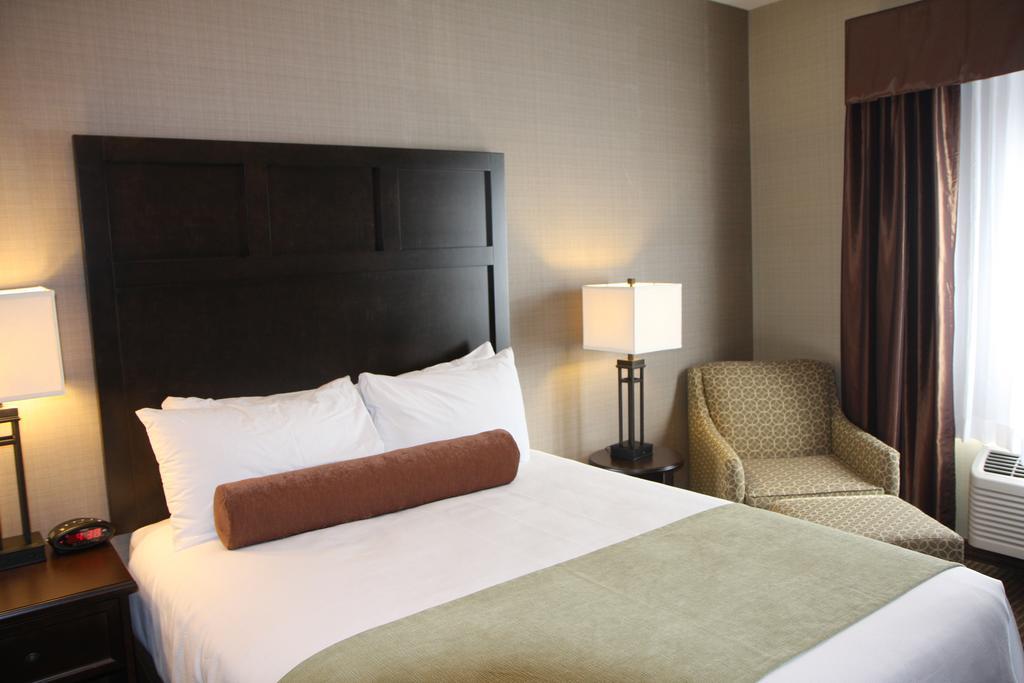 Best Western Plus Okotoks Inn & Suites חדר תמונה