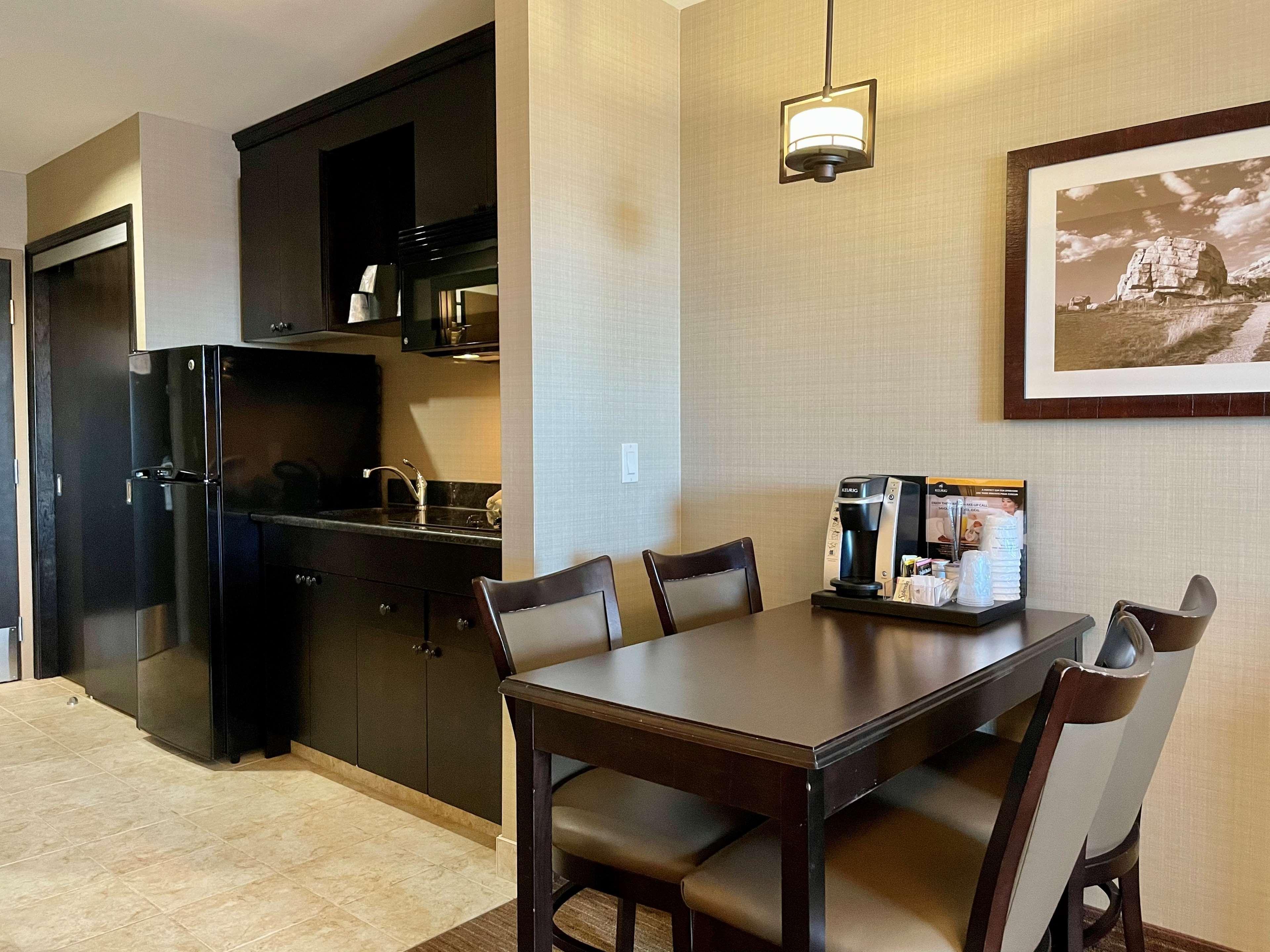 Best Western Plus Okotoks Inn & Suites מראה חיצוני תמונה