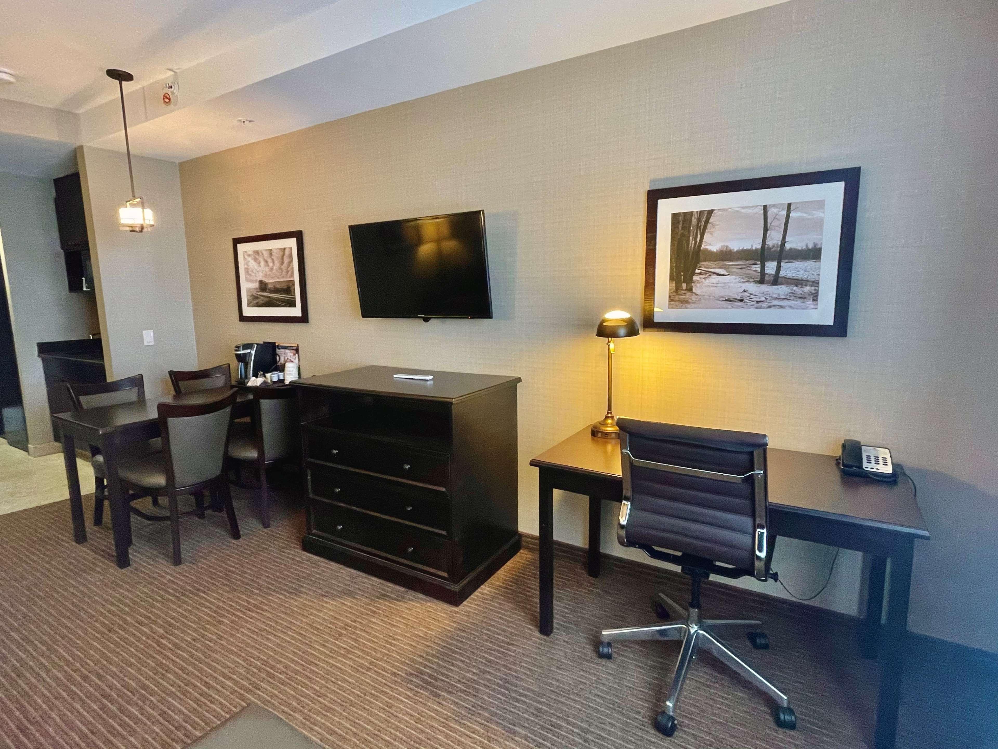 Best Western Plus Okotoks Inn & Suites מראה חיצוני תמונה