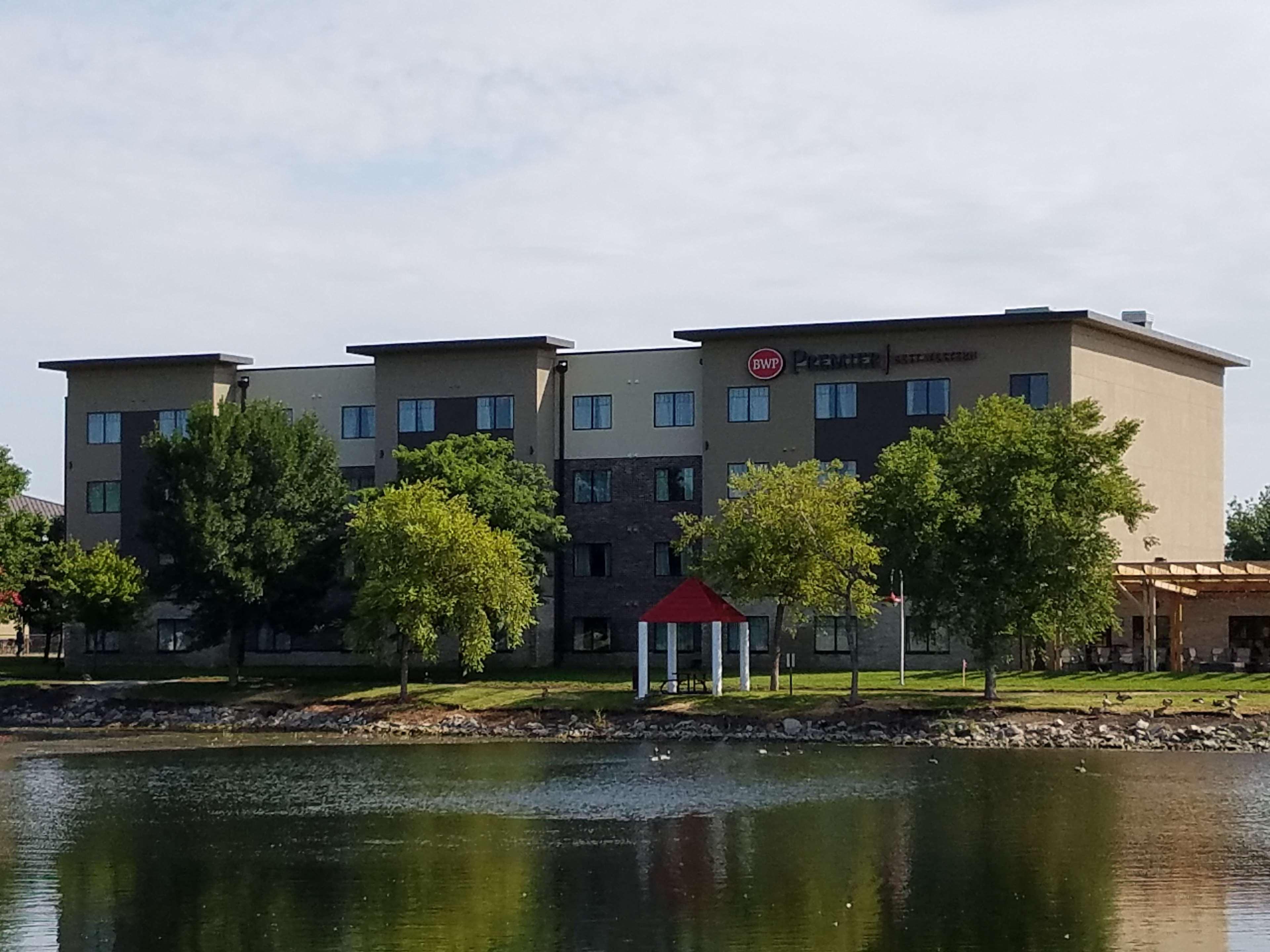 Best Western Plus Okotoks Inn & Suites מראה חיצוני תמונה