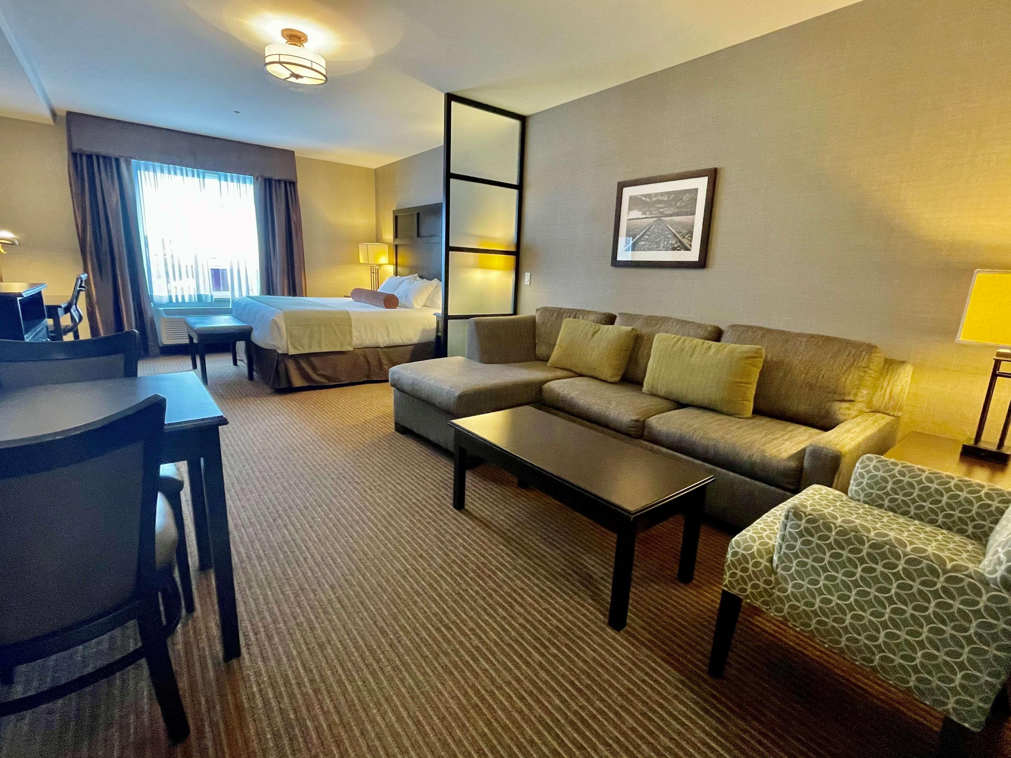 Best Western Plus Okotoks Inn & Suites מראה חיצוני תמונה