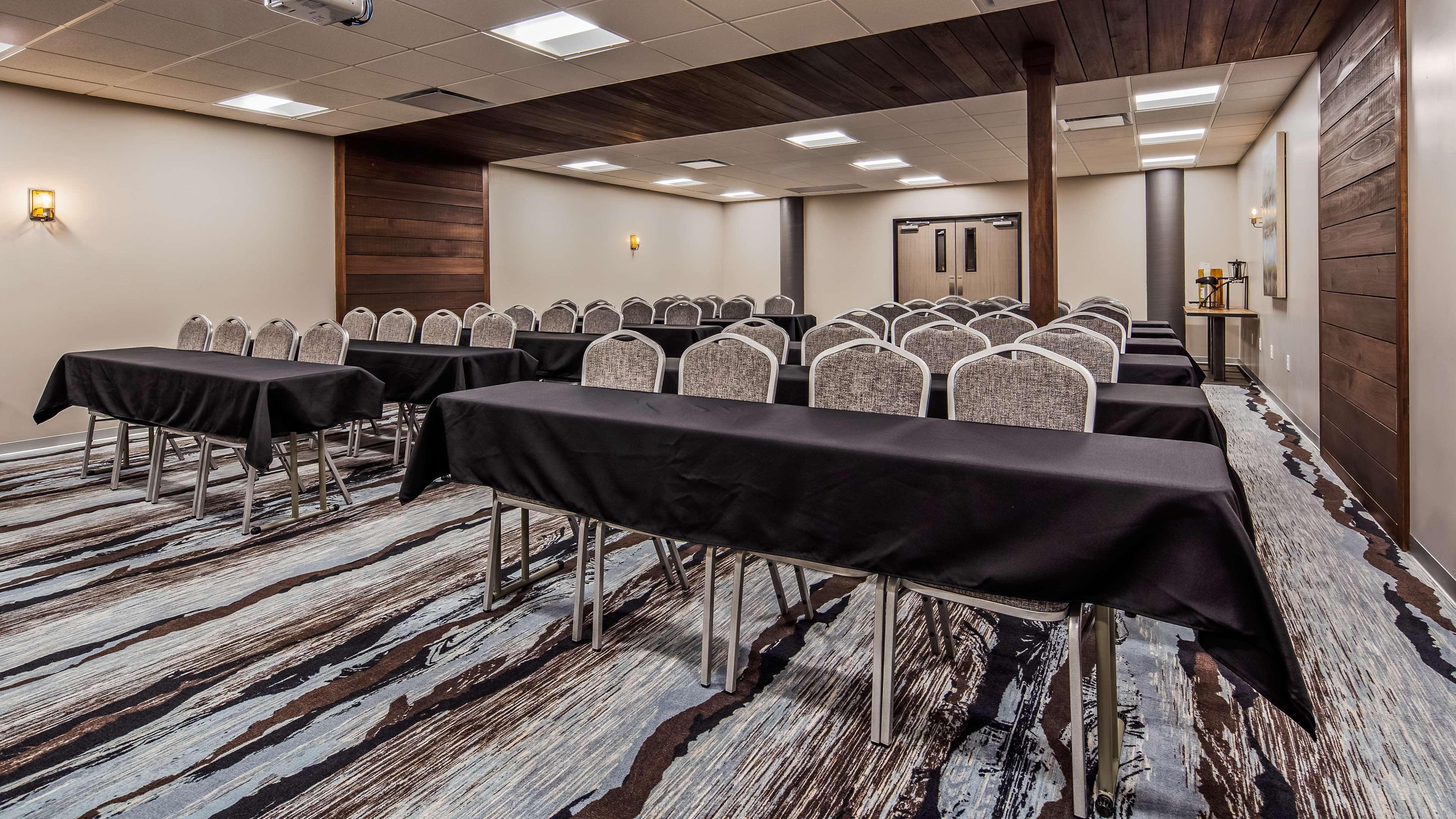 Best Western Plus Okotoks Inn & Suites מראה חיצוני תמונה