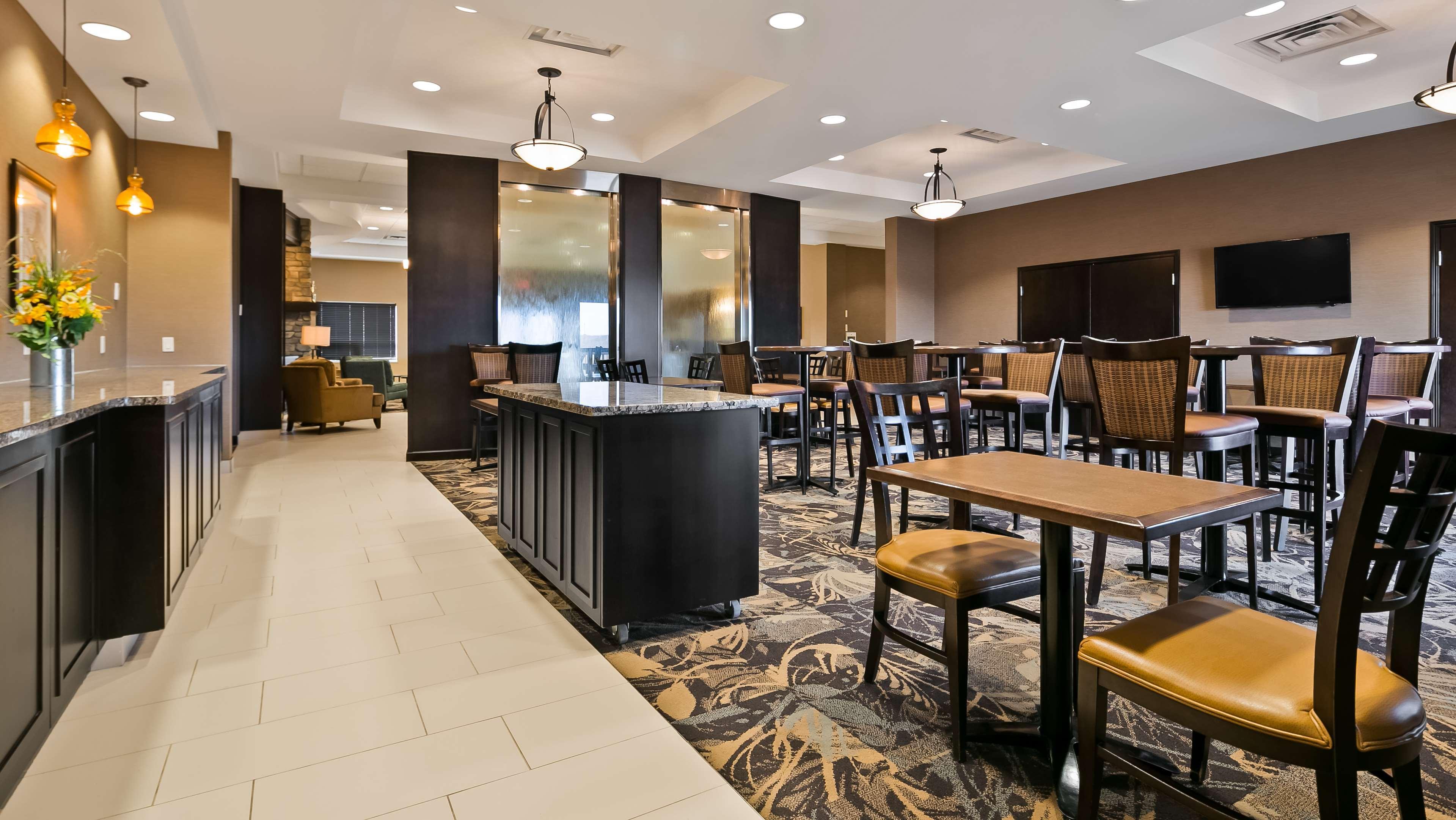 Best Western Plus Okotoks Inn & Suites מראה חיצוני תמונה